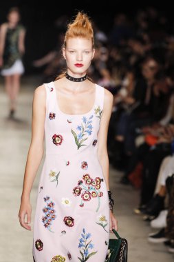  Andrew Gn gösterisi olarak Paris moda haftası