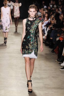  Andrew Gn gösterisi olarak Paris moda haftası