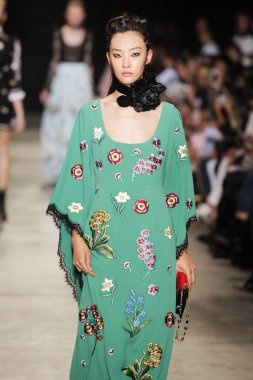  Andrew Gn gösterisi olarak Paris moda haftası