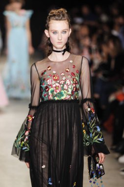  Andrew Gn gösterisi olarak Paris moda haftası