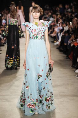  Andrew Gn gösterisi olarak Paris moda haftası