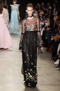  Andrew Gn gösterisi olarak Paris moda haftası
