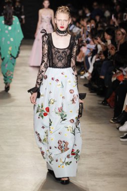  Andrew Gn gösterisi olarak Paris moda haftası