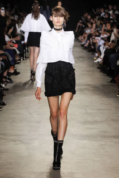  Andrew Gn gösterisi olarak Paris moda haftası