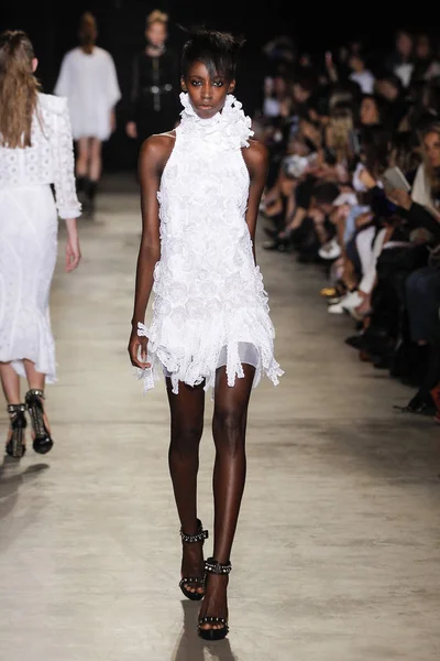  Andrew Gn gösterisi olarak Paris moda haftası