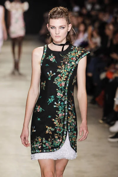 Andrew Gn Toon als onderdeel van de Paris Fashion Week — Stockfoto