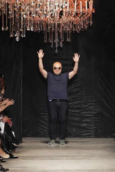 Designern Andrew Gn på Paris Fashion Week — Stockfoto