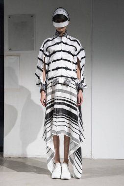 Anrealage gösterisi olarak Paris moda haftası