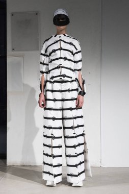 Anrealage gösterisi olarak Paris moda haftası