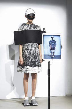 Anrealage gösterisi olarak Paris moda haftası