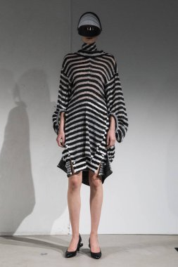 Anrealage gösterisi olarak Paris moda haftası