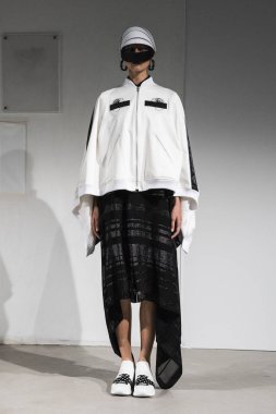 Anrealage gösterisi olarak Paris moda haftası