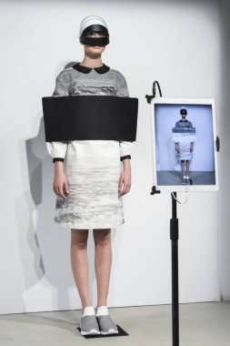 Anrealage gösterisi olarak Paris moda haftası