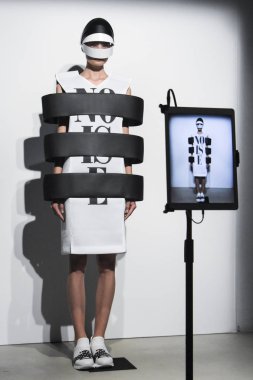 Anrealage gösterisi olarak Paris moda haftası