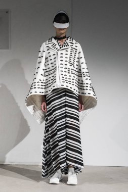 Anrealage gösterisi olarak Paris moda haftası