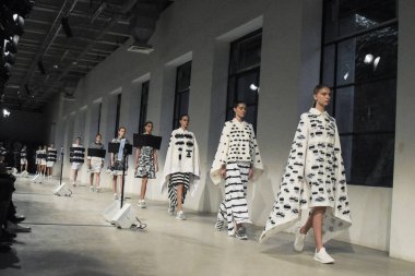 Anrealage gösterisi olarak Paris moda haftası