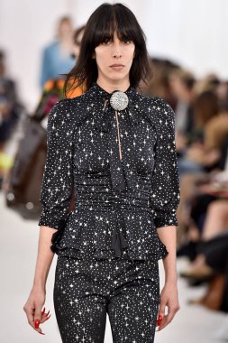 Demma Gvasalia şov ile tasarlanmış Balenciaga 