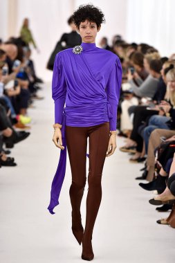 Demma Gvasalia şov ile tasarlanmış Balenciaga 
