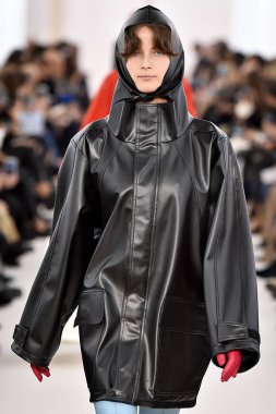 Demma Gvasalia şov ile tasarlanmış Balenciaga 