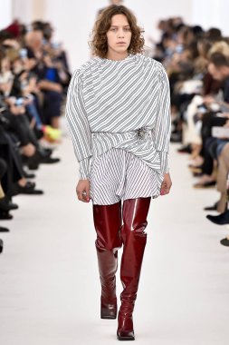 Demma Gvasalia şov ile tasarlanmış Balenciaga 