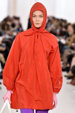 Demma Gvasalia şov ile tasarlanmış Balenciaga 