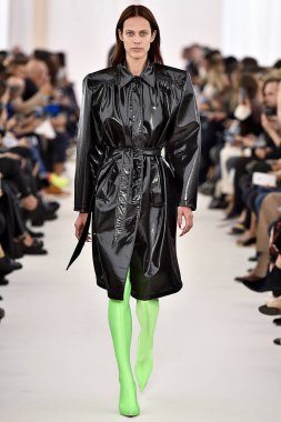 Demma Gvasalia şov ile tasarlanmış Balenciaga 