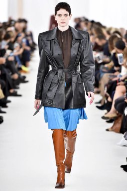 Demma Gvasalia şov ile tasarlanmış Balenciaga 