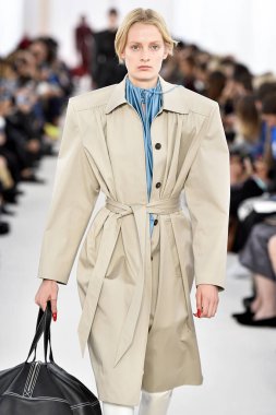 Demma Gvasalia şov ile tasarlanmış Balenciaga 
