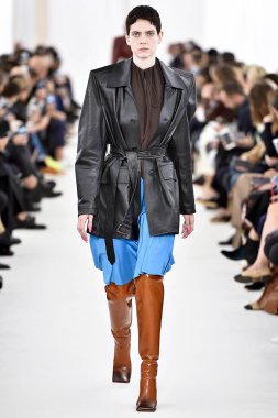 Demma Gvasalia şov ile tasarlanmış Balenciaga 