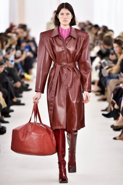 Demma Gvasalia şov ile tasarlanmış Balenciaga 