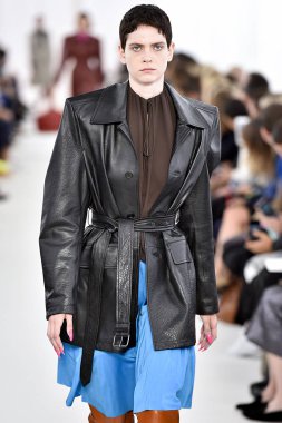 Demma Gvasalia şov ile tasarlanmış Balenciaga 