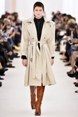 Demma Gvasalia şov ile tasarlanmış Balenciaga 