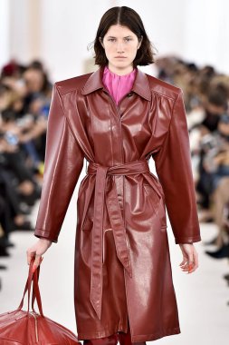 Demma Gvasalia şov ile tasarlanmış Balenciaga 