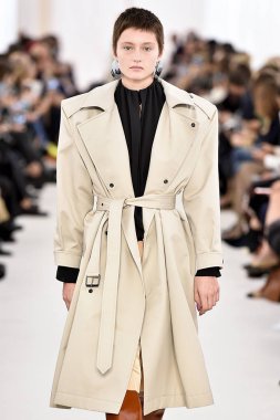 Demma Gvasalia şov ile tasarlanmış Balenciaga 