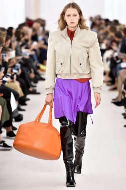 Demma Gvasalia şov ile tasarlanmış Balenciaga 