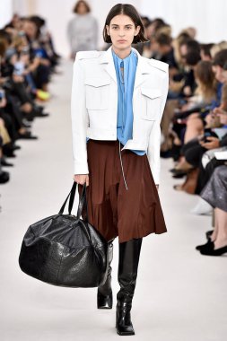 Demma Gvasalia şov ile tasarlanmış Balenciaga 