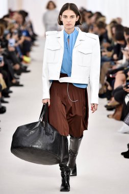 Demma Gvasalia şov ile tasarlanmış Balenciaga 