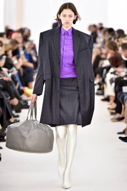 Demma Gvasalia şov ile tasarlanmış Balenciaga 