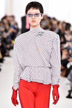 Demma Gvasalia şov ile tasarlanmış Balenciaga 