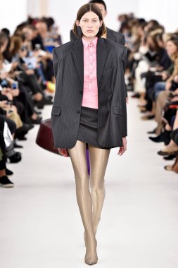 Demma Gvasalia şov ile tasarlanmış Balenciaga 