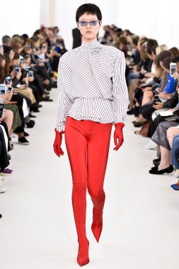 Demma Gvasalia şov ile tasarlanmış Balenciaga 