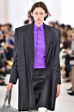Demma Gvasalia şov ile tasarlanmış Balenciaga 