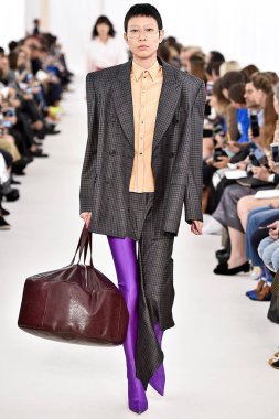 Demma Gvasalia şov ile tasarlanmış Balenciaga 
