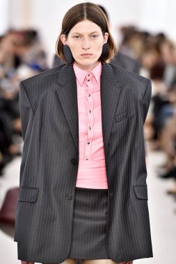 Demma Gvasalia şov ile tasarlanmış Balenciaga 