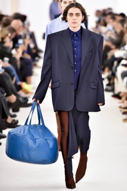 Demma Gvasalia şov ile tasarlanmış Balenciaga 