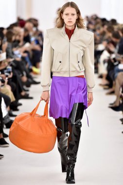 Demma Gvasalia şov ile tasarlanmış Balenciaga 