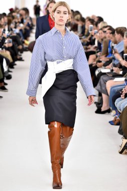 Demma Gvasalia şov ile tasarlanmış Balenciaga 