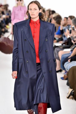 Demma Gvasalia şov ile tasarlanmış Balenciaga 