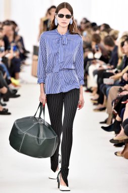 Demma Gvasalia şov ile tasarlanmış Balenciaga 