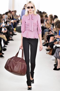 Demma Gvasalia şov ile tasarlanmış Balenciaga 